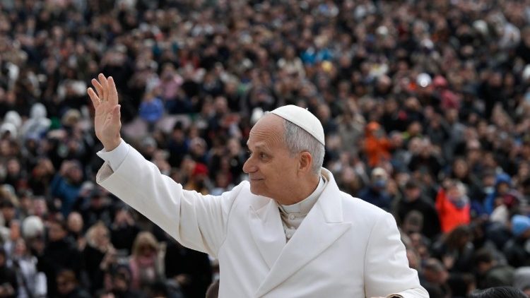 Il Papa tra i fedeli in Piazza San Pietro