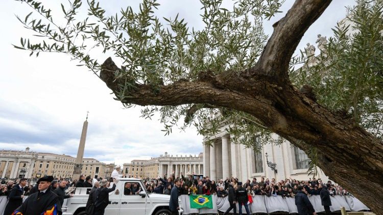 A Szentatya p&aacute;pamobilon k&ouml;rbej&aacute;rva &uuml;dv&ouml;zli a zar&aacute;ndokokat