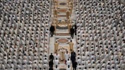 Святары ў ватыканскай базіліцы падчас Імшы Хрызма