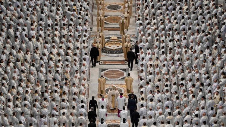 Святары ў ватыканскай базіліцы падчас Імшы Хрызма