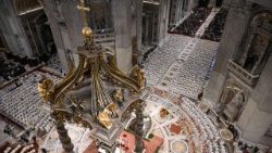 Paavi krismamessussa: Julistakaa Kristuksen tuoksua kuoleman keskellä