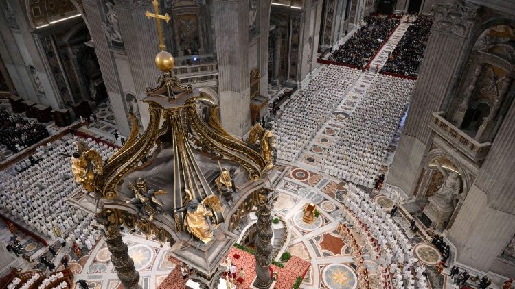 Mnoštvo vjernika, četrdesetak kardinala, biskupa i nadbiskupa te velik broj svećenika okupljeni u bazilici svetoga Petra na Veliki četvrtak na Misi posvete ulja