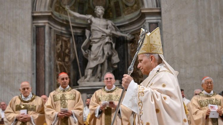 Papež Lev XIV. přich&aacute;z&iacute; k olt&aacute;ři, na pozad&iacute; socha sv. Longina 