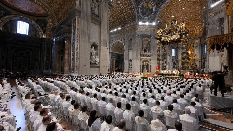 Prvn&iacute; polovinu baziliky zaplnili kněž&iacute; v alb&aacute;ch