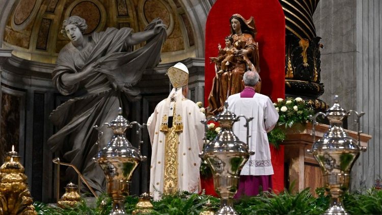 Papa akisali mbele ya Sanamu ya Bikira Maria