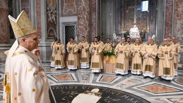 Papa akiwabariki katikati ya Kanisa Kuu