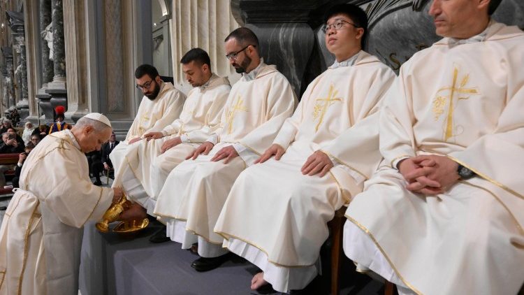 Papa pere noge novozaređenim svećenicima