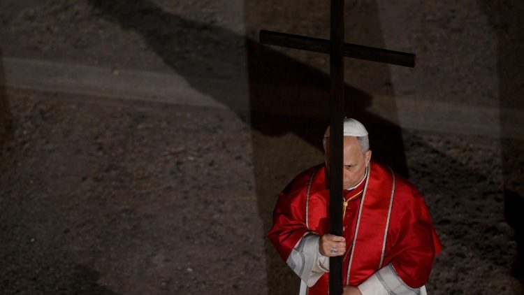 Papież niesie krzyż na Drodze Krzyżowej w Koloseum