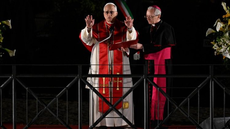 Le&oacute;n XIV imparte la Bendici&oacute;n Apost&oacute;lica al terminar el V&iacute;a Crucis en el Coliseo, 3 de abril de 2026