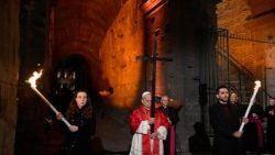 Lev XIV. při Křížové cestě v Koloseu, 3. dubna 2026