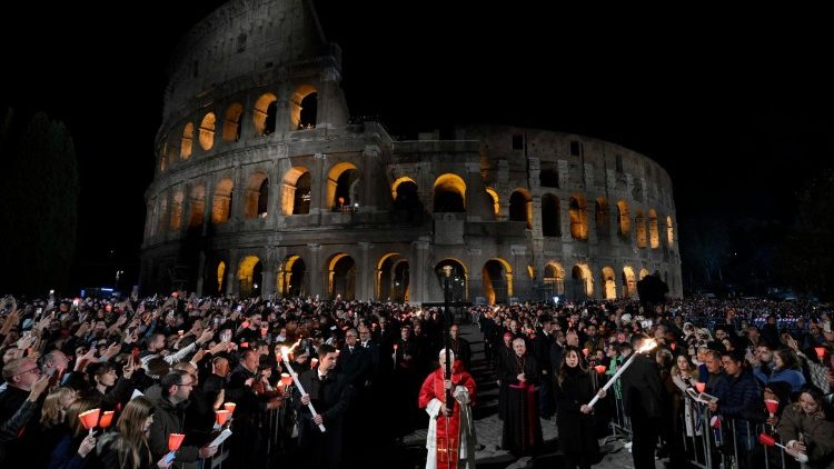 कोलोसेयुम में क्रूस मार्ग धर्मविधि में भाग लेते हुए  30,000 से ज्यादा विश्वासीगण