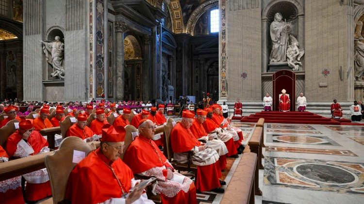 Kardin&auml;le s&auml;umten die Sitzreihen im Petersdom