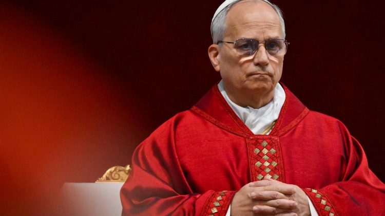 Papst Leo XIV. bei der Liturgie vom Leiden und Sterben Jesu