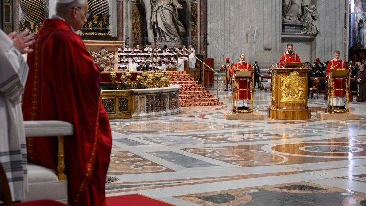 Papa Lav XIV. sluša čitanje Muke Gospodnje iz Evanđelja po Ivanu tijekom obreda na Veliki petak u bazilici sv. Petra