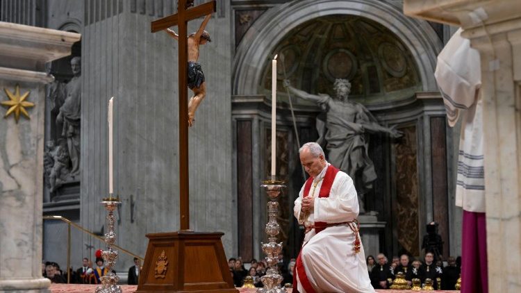  Popiežius Leonas XIV Viešpaties Kančios pamaldose Šv. Petro bazilikoje