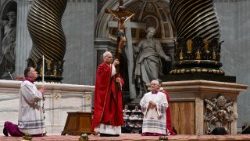 البابا يترأس رتبة سجدة الصليب لمناسبة الجمعة العظيمة. عظة الأب روبرتو بازوليني