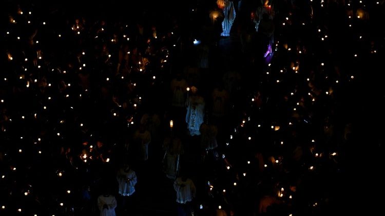 Lumen Christi: Das Osterlicht verbreitet sich im dunklen Petersdom
