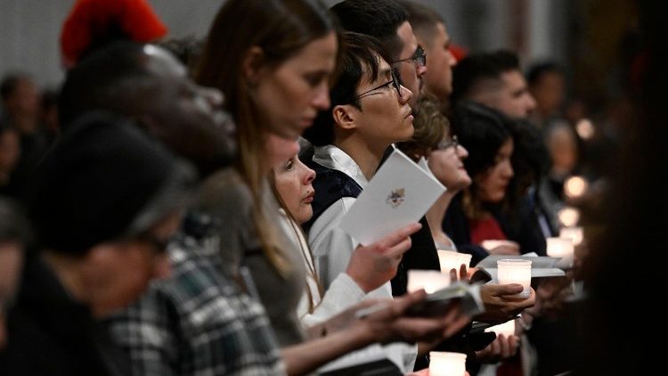 Besimtar&euml;t ndjekin kremtimin e vigjiljes s&euml; Pashk&euml;ve n&euml; bazilik&euml;n e Sh&euml;n Pjetrit