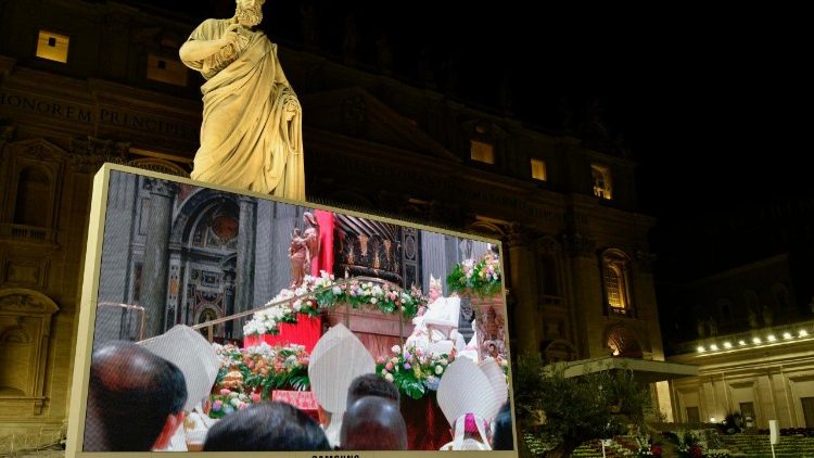 Besimtar&euml;t ndjekin kremtimin e vigjiljes s&euml; Pashk&euml;ve nga Sheshi i Sh&euml;n Pjetrit