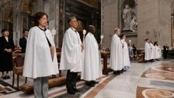 Šv. Petro bazilikoje Velykų naktį Krikštą priėmę katechumenai