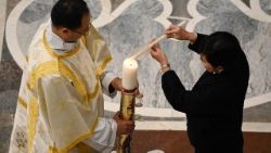 W Noc Zmartwychwstania katechumeni w różnych stronach świata przyjmowali chrzest. Na zdjęciu: uroczystości w Bazylice Watykańskiej 