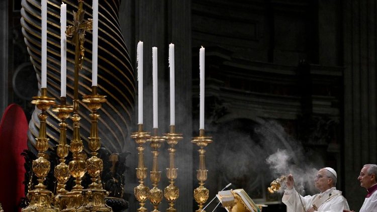 Missa da Vig&iacute;lia Pascal na Bas&iacute;lica de S&atilde;o Pedro