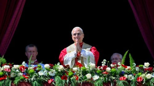 Papa Leão XIV na sacada da Basílica de São Pedro no domingo de Páscoa
