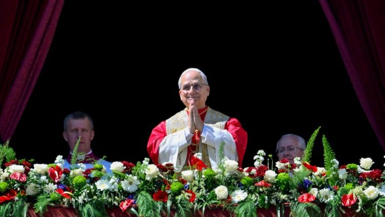 Papa Leão XIV na sacada da Basílica de São Pedro no domingo de Páscoa