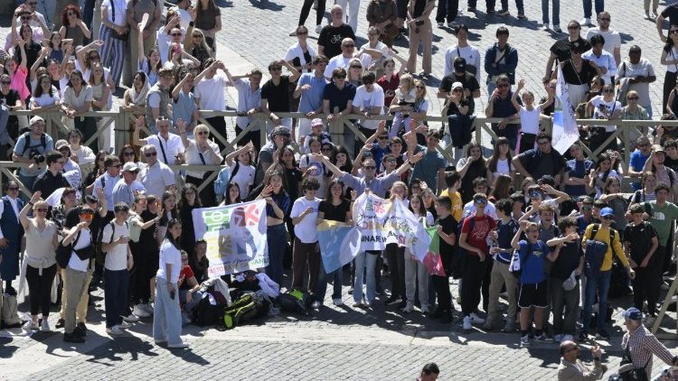 Cerca de 8 mil pessoas rezaram com o Papa a ora&ccedil;&atilde;o do Regina Caeli na Pra&ccedil;a S&atilde;o Pedro