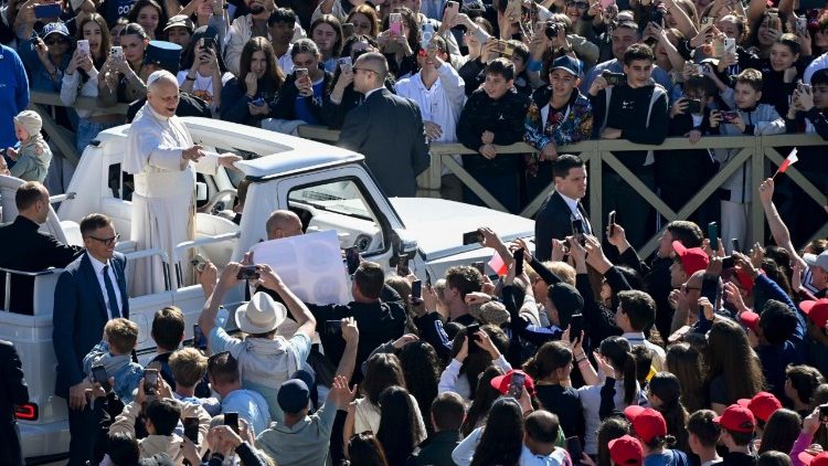 Cerca de 30 mil pessoas ouviram a catequese do Papa na Pra&ccedil;a S&atilde;o Pedro
