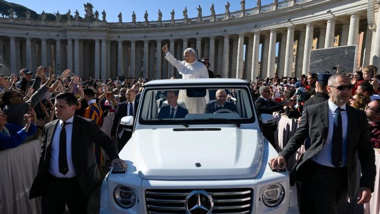 La papamobile percorre le corsie transennate della piazza