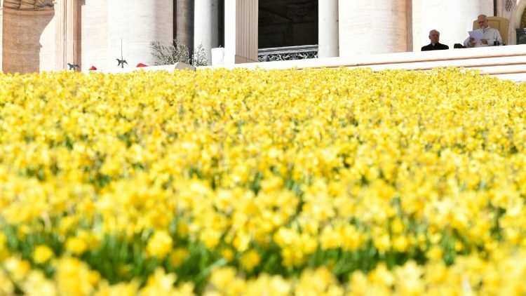 האפיפיור ליאו ה-14 מוסר את הקטכיזם בקבלת הקהל 