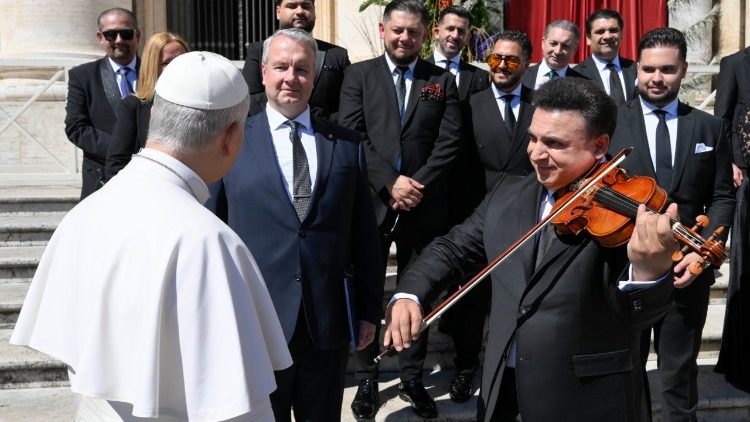 O Papa com o violinista Zolt&aacute;n M&aacute;ga