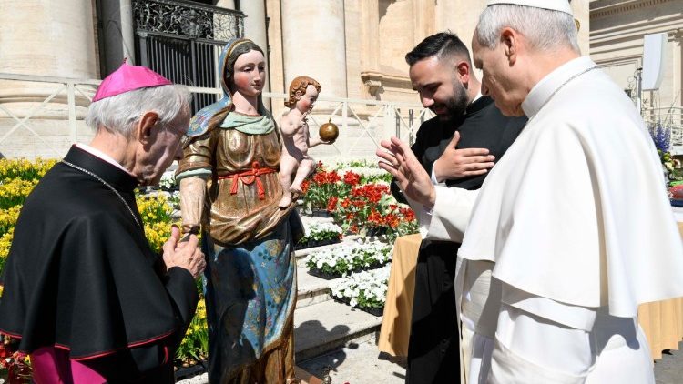 A b&ecirc;n&ccedil;&atilde;o do Papa &agrave; imagem de Nossa Senhora de Itria