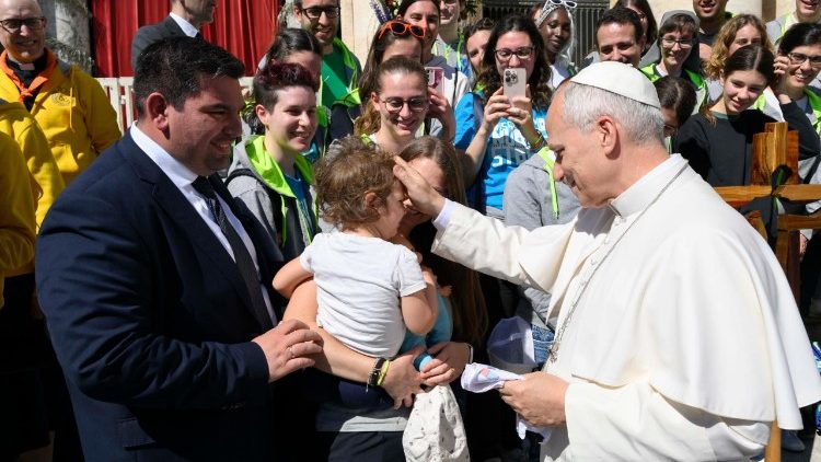 El Papa y los j&oacute;venes deportistas