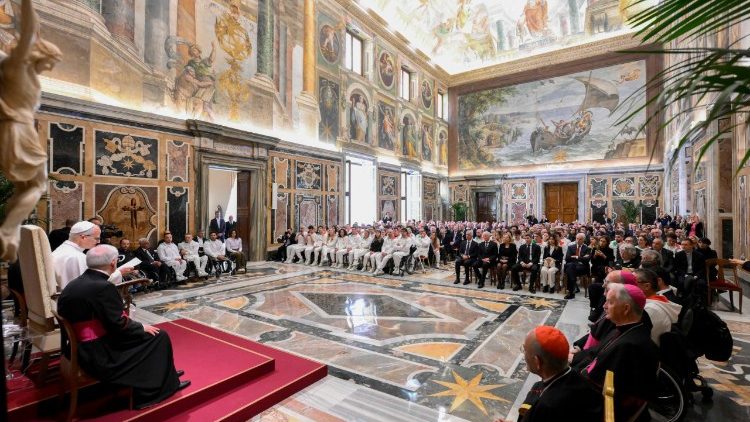 "Vi ste s svojo navzočnostjo to možnost miru pokazali kot prerokbo, ki nikakor ni retorična: prekiniti logiko nasilja, da bi spodbujali logiko srečanja."