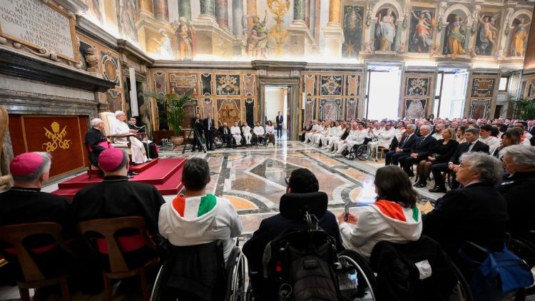 Papa com os atletas de Milano-Cortina 2026