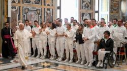 Papa Leon al XIV-lea și sportivi italieni participanți la Jocurile Olimpice și Paralimpice de iarnă Milano-Cortina 2026