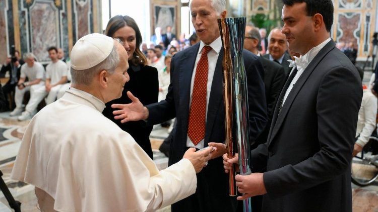 Il Papa riceve la fiaccola olimpica