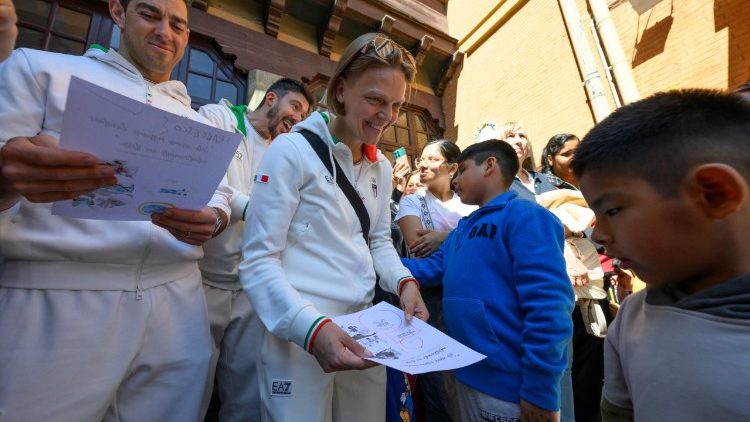 Os atletas ol&iacute;mpicos quando receberam os desenhos das crian&ccedil;as