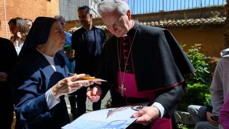 Irm&atilde; Anna Luisa Rizzello e dom Paul Tighe, secret&aacute;rio do Dicast&eacute;rio para a Cultura e a Educa&ccedil;&atilde;o