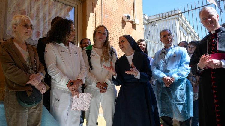 Irm&atilde; Anna Luisa Rizzello, diretora da estrutura pedi&aacute;trica vaticana ao acolher os atletas