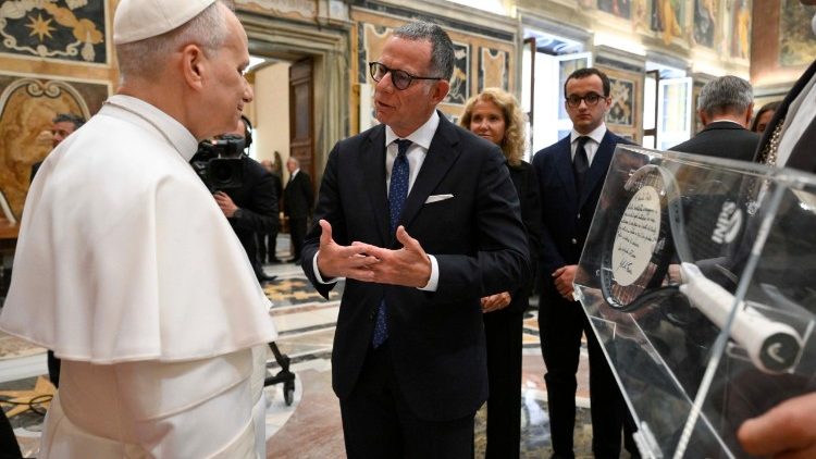 Il presidente dell'INPS Gabriele Fava dona una racchetta da tennis al Pontefice. 
