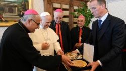 Leo XIV tar emot medlemmar av den kaldeiska kyrkan under deras synod för val av ny patriark