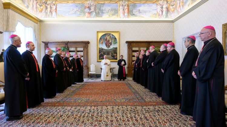 Chaldejskí biskupi so Svätým Otcom Levom XIV. počas synody v Ríme, na ktorej volia nového patriarchu