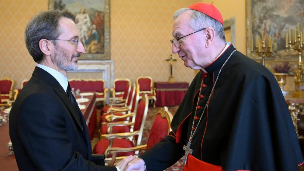 Cardinalul secretar de stat Pietro Parolin și ambasadorul Republicii Türkiye pe lângă Sfântul Scaun, Fahrettin Altun.