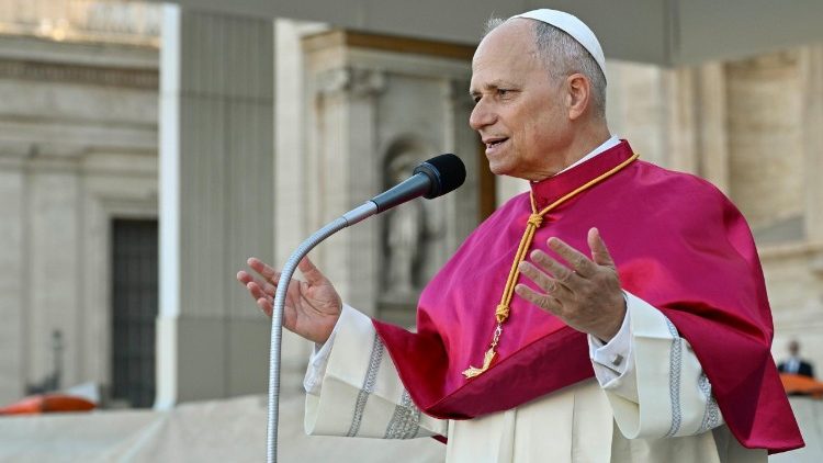 O Papa Le&atilde;o XIV ao fazer uma breve sauda&ccedil;&atilde;o aos fi&eacute;is presentes na Pra&ccedil;a S&atilde;o Pedro