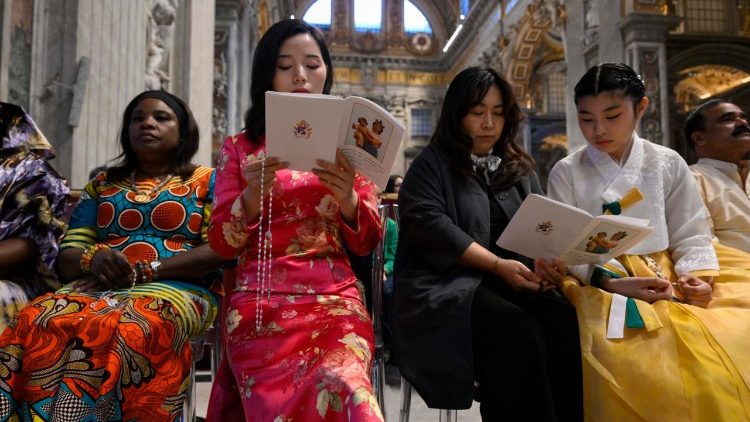 Fieles de diversos pa&iacute;ses y etnias rezan juntos