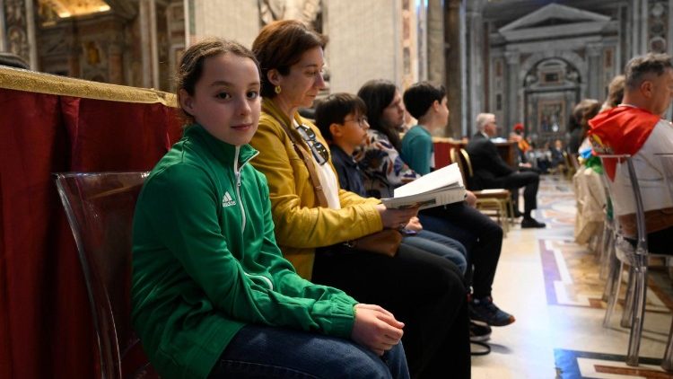Una ni&ntilde;a presente en la celebraci&oacute;n de la Jornada de Oraci&oacute;n por la paz