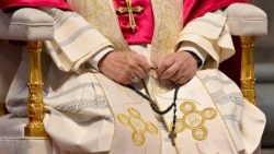 Le 11 avril 2026, le Pape récitant le Saint Chapelet pour implorer le don de la paix.